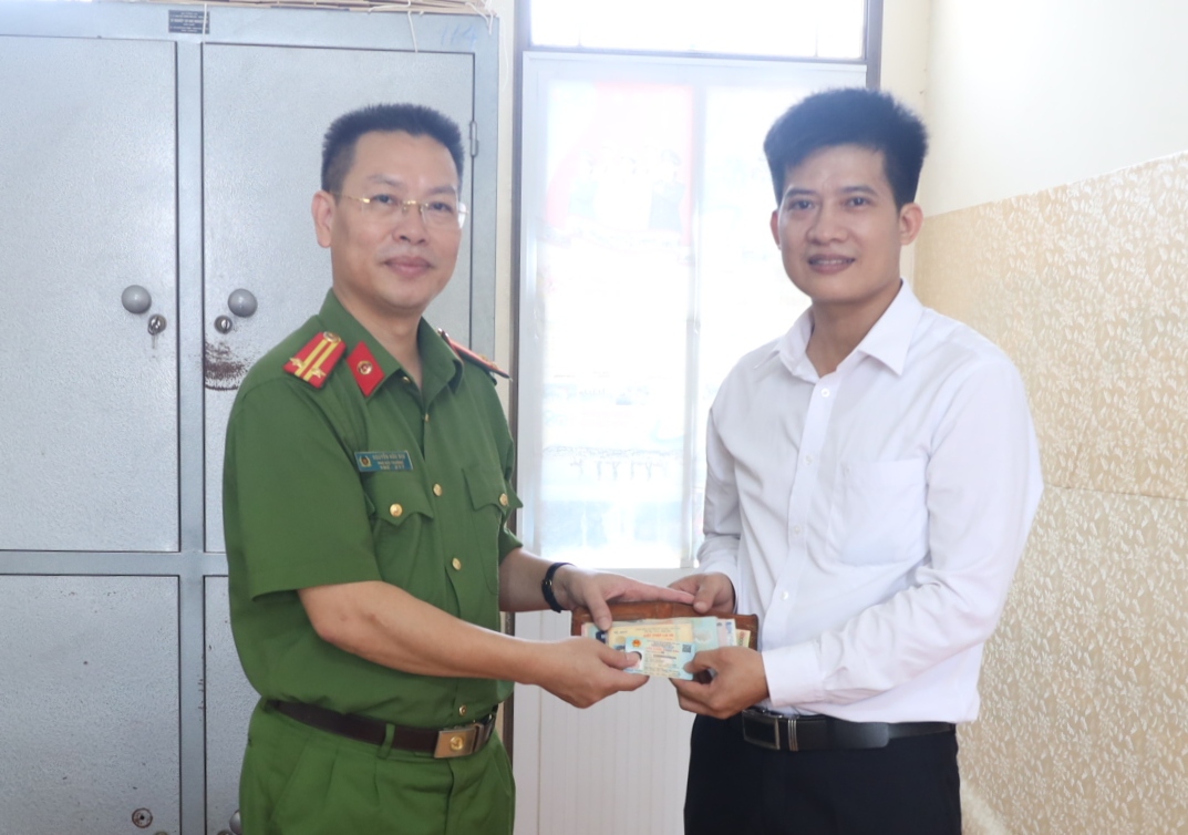 Cán bộ Công an nhặt được giấy tờ, tài sản trả cho người dân đánh rơi